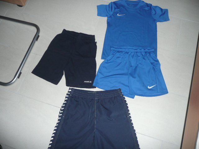 Nike Lotti & Set di vestiti: 4-teiliges Kleidersportpaket ca Gr. 140 – Usato da Zug venduto da falama 1