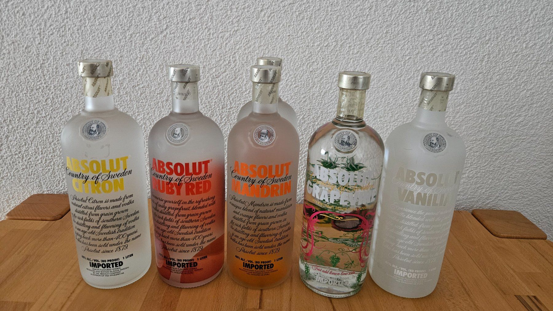 Absolut Vodka Bevande alcoliche: Absolut Vodka Sammlung, 1L Flaschen 12stk – Nuovo e nell'imballaggio originale da Steinhausen venduto da esChasperli 1