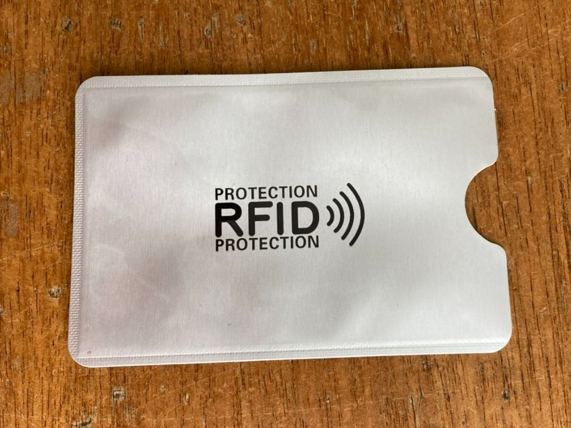 Cover & Protezioni schermo: Karten-Schutzhülle RFID NEU – Nuovo (secondo la descrizione) da Widnau venduto da SIIVSIIV