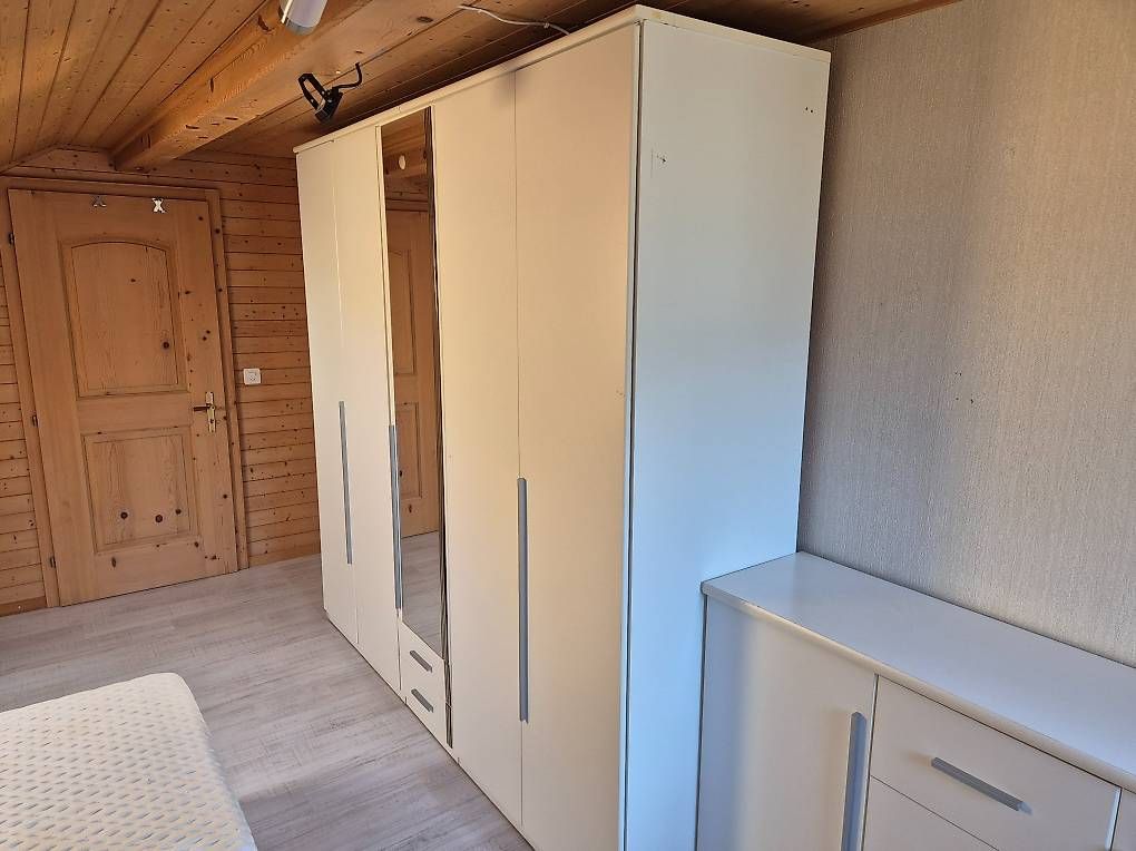 Schränke: Kleiderschrank – Gebraucht aus Ringgenberg BE von jwi_ml6r