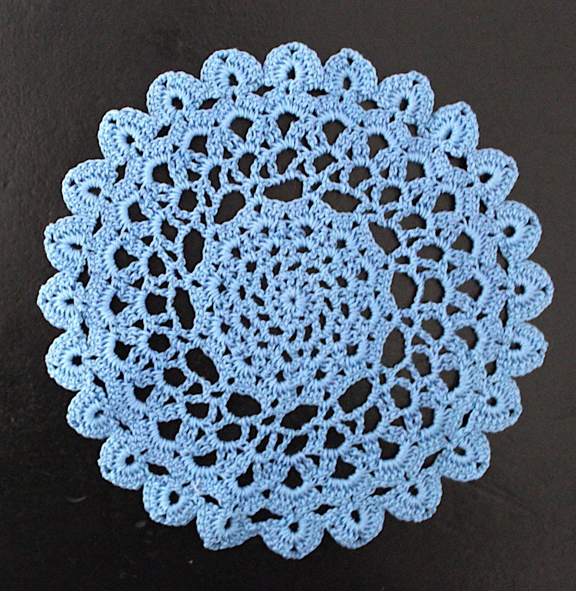Altra biancheria da tavola: Neuwertige, Hellblaue  Häckeldeckchen, ca.19cm – Usato da Locarno venduto da fripui 1