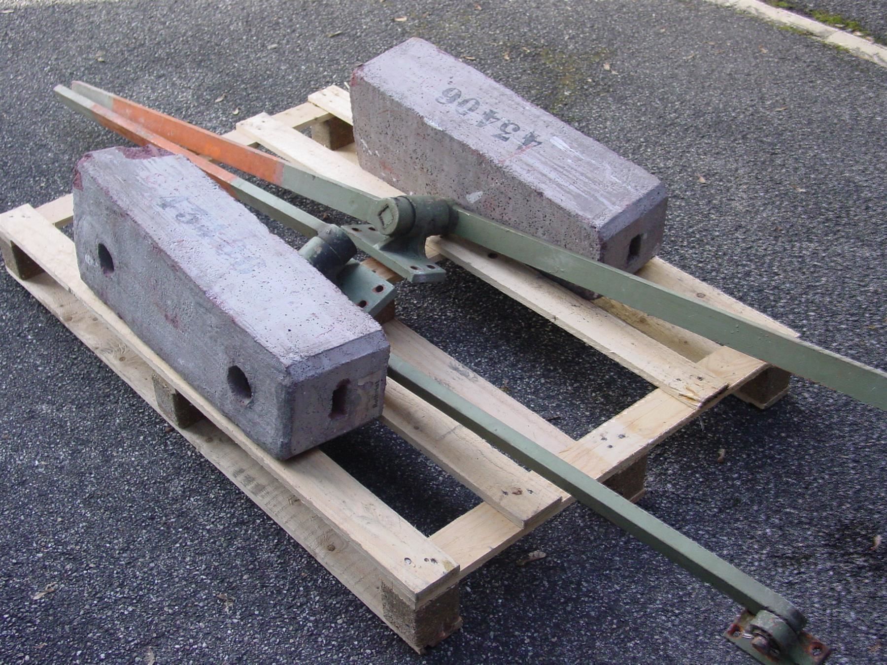 Tutti gli attrezzi: 2 Hebelarme mit Betongewichte – Usato da Rothrist venduto da heinrich1966 1