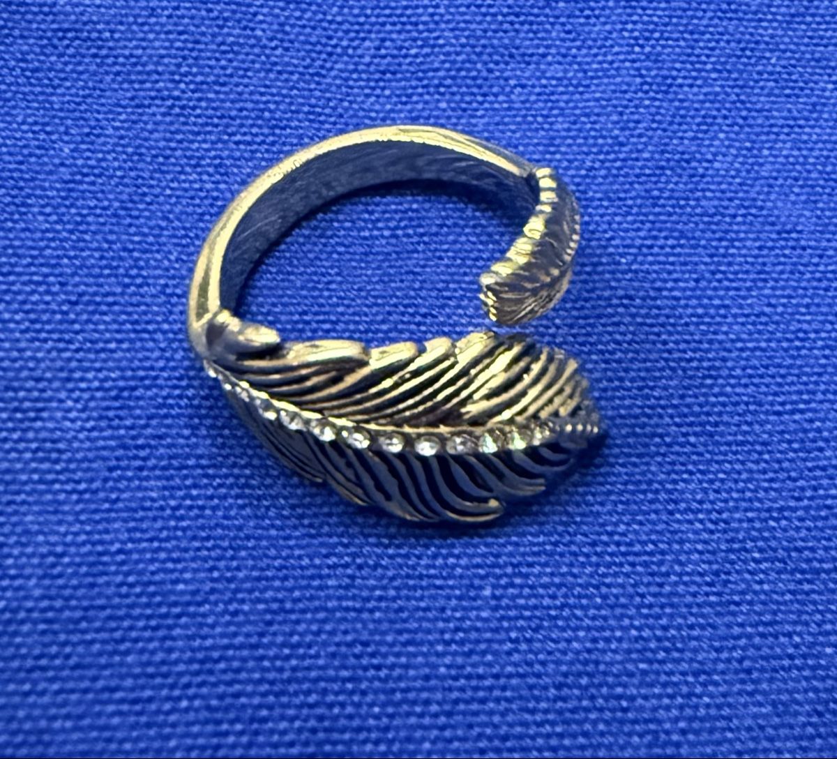 Anelli: Feder Ring, Gr. 18, goldfarben mit Strass - Modeschmuck, Top – Nuovo (secondo la descrizione) da Lyss venduto da Sibella56