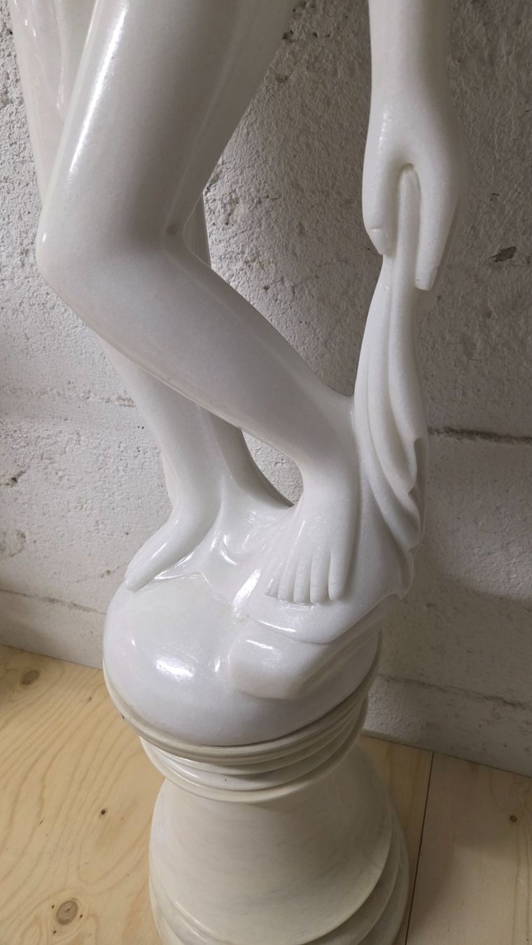 Sculture & Statue: Lady aus edlem Marmor 130cm mit Sockel – Nuovo (secondo la descrizione) da Roggliswil venduto da Mabelco 2
