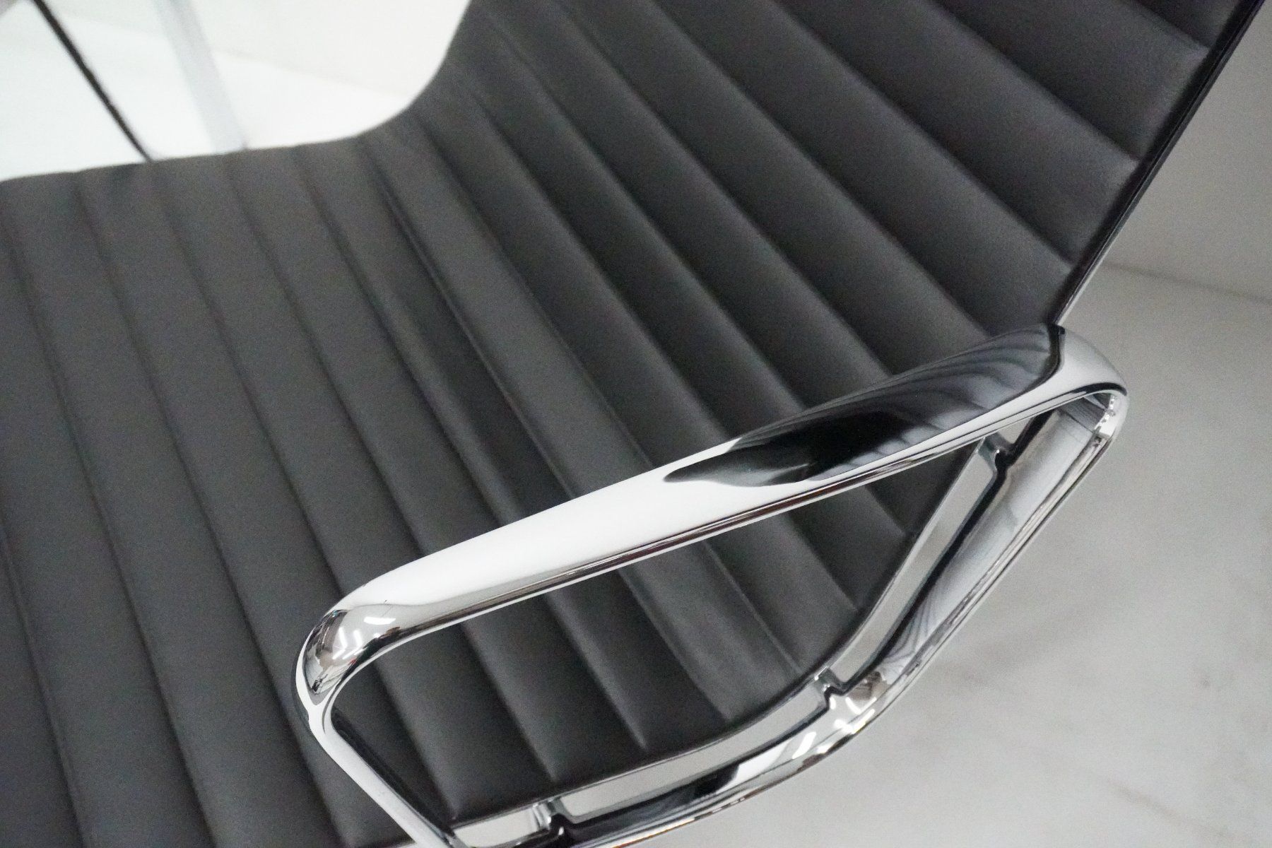 Vitra Poltrone: Vitra Eames Aluminium Chair Lounge EA124 – Usato da Bad Zurzach venduto da QLASSIQ 5