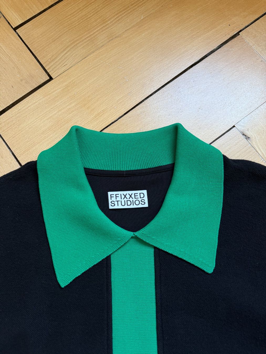 Pulls & Sweat-shirts: FFIXXED STUDIOS - Pullover schwarz mit grünem Kragen L – D'occasion à Zürich par Diazaio 1