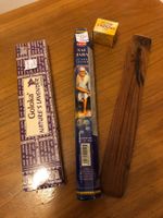 Räucherstäbchen-Set mit Holzhalter und Body-Puder