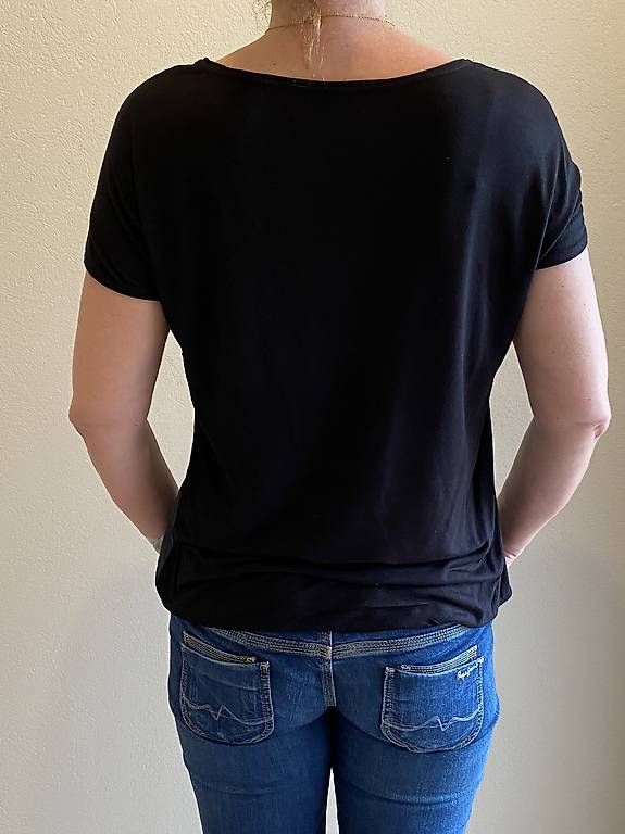 T-shirt: Damen Shirts, beige und schwarz  – Usato da Herrliberg venduto da tedoluch 3