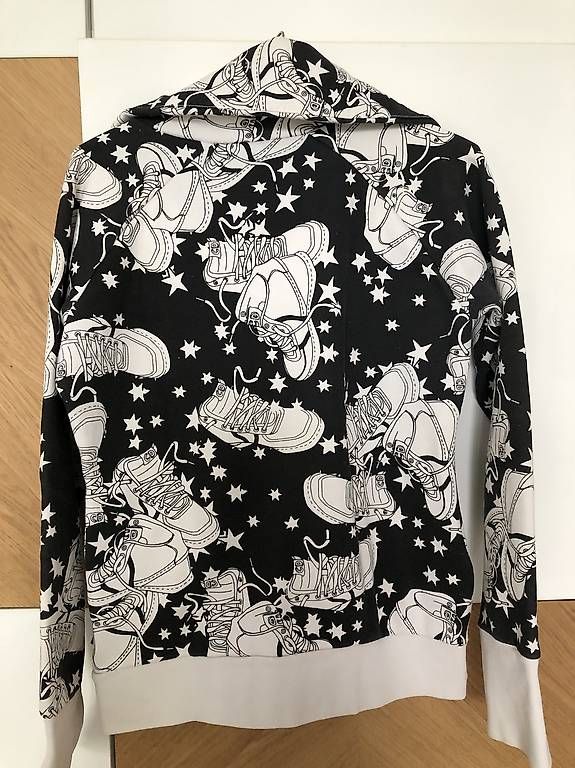 Pullover & Sweatshirts: Veste à capuche stylée imprimé baskets et étoiles - taille M – Gebraucht aus Genève von fra_f685 1