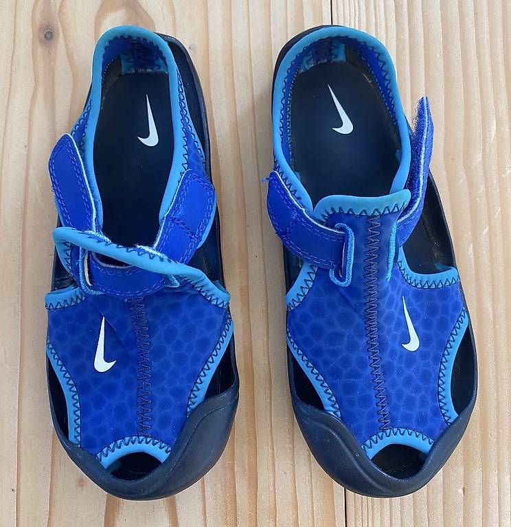 Nike Scarpe per ragazzi: Nike Sandalen Badeschuhe Gr 27 – Usato da Kesswil venduto da canvas12