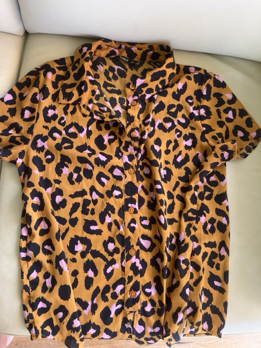 Only Chemisiers: Damen Bluse Kurzarm Leo Muster Grösse S – D'occasion à Effretikon par erbaeff