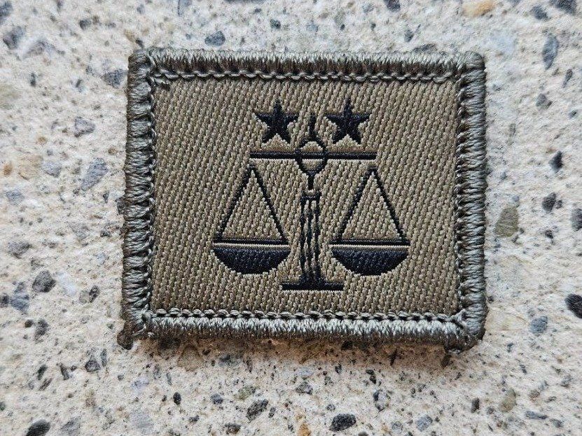 Schweizer Armee Placchette & Badge: *** Funktionsabzeichen Auditor Klett *** – Nuovo e nell'imballaggio originale da Riedholz venduto da fr_sIruP