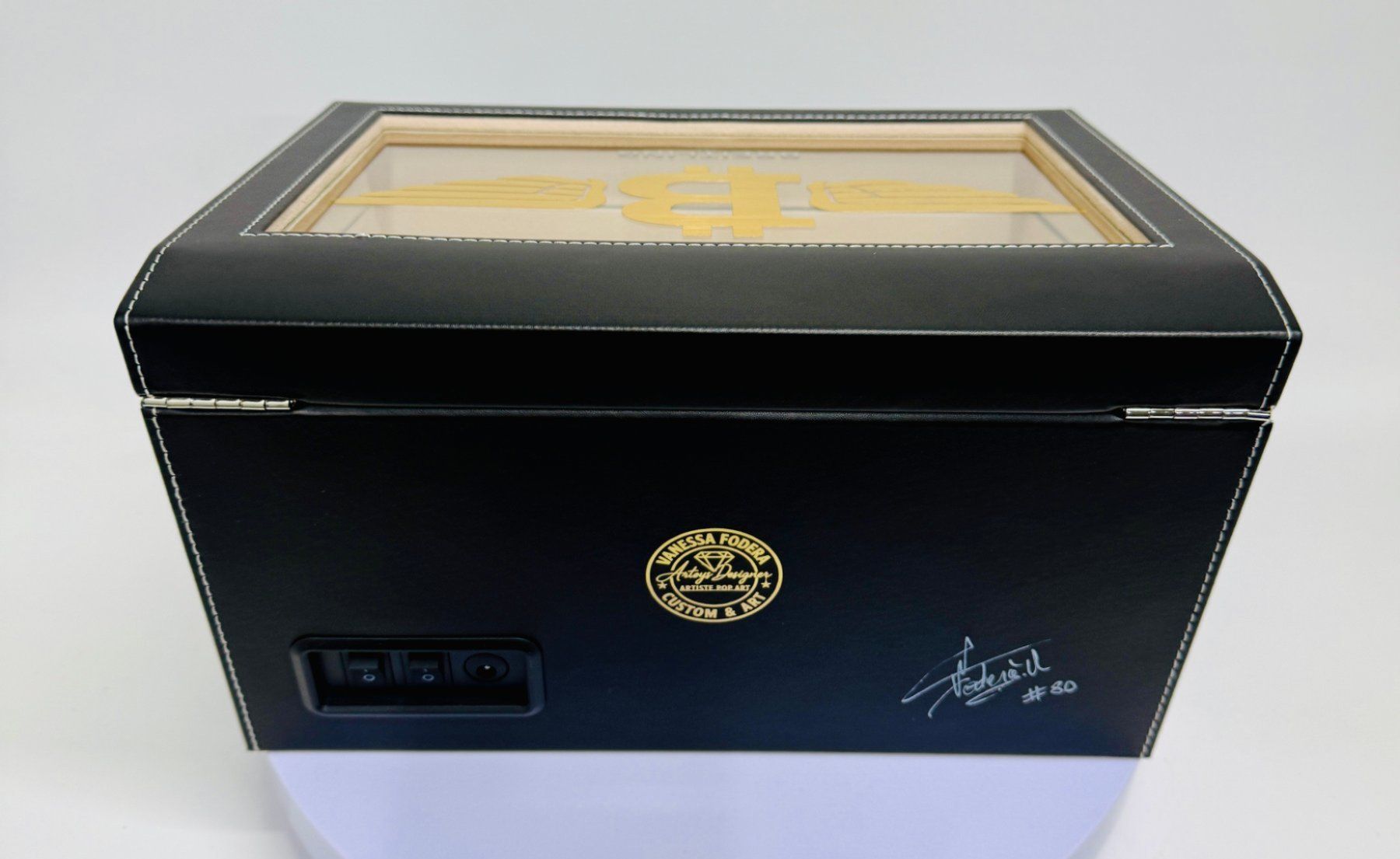Breitling Uhrenboxen: Handsigniertes Pop-Art Luxus-Designobjekt "In Time We Trust" – Neu und originalverpackt aus Hornussen von tha_l6qp 9