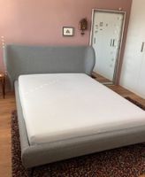 Graues Doppelbett, guter Zustand, 140x200cm