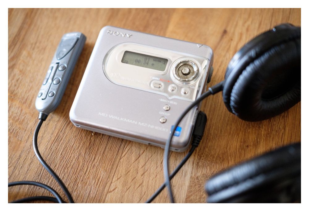 Sony MD Walkman + Sony Headphones + 8 MiniDisc | Kaufen auf Ricardo