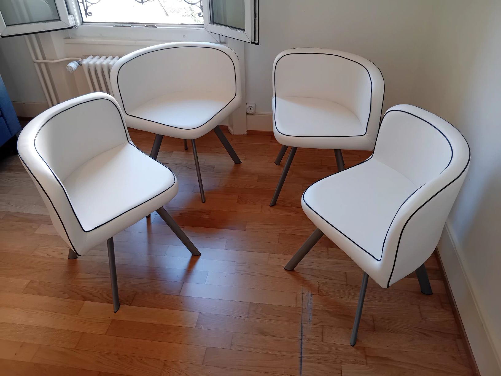Conforama Sedie: 4 chaises  en cuir neuves – Nuovo e nell'imballaggio originale da Lausanne venduto da tal_8ntx 2