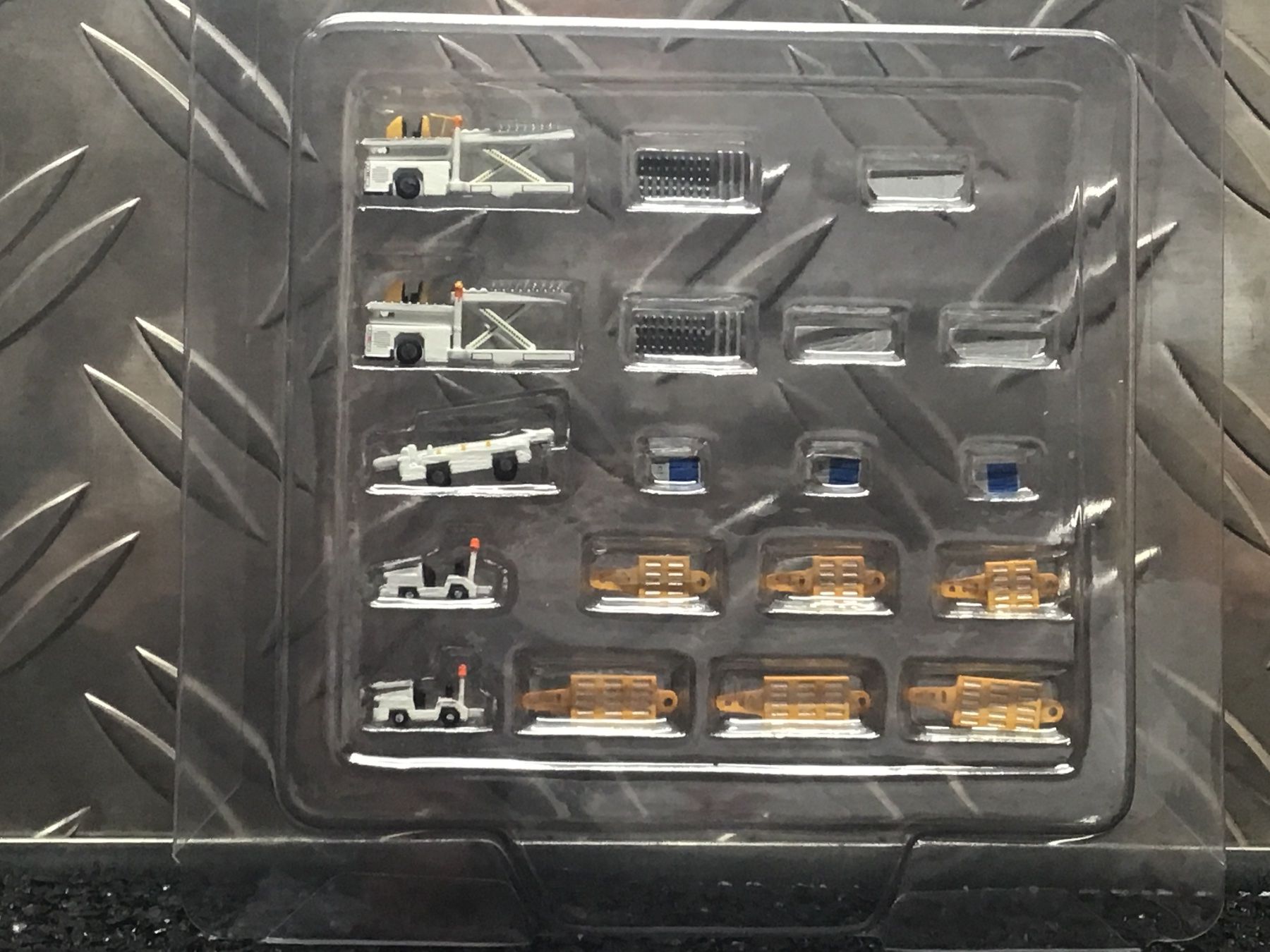 Kit di modellismo & Modellini statici: CARGO SET FANTASY WING 1/400 – Usato da Männedorf venduto da Spezial-Modelle 1