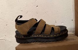  DR. MARTENS BRAUNE SANDALEN MIT KLETTVERSCHLUSS