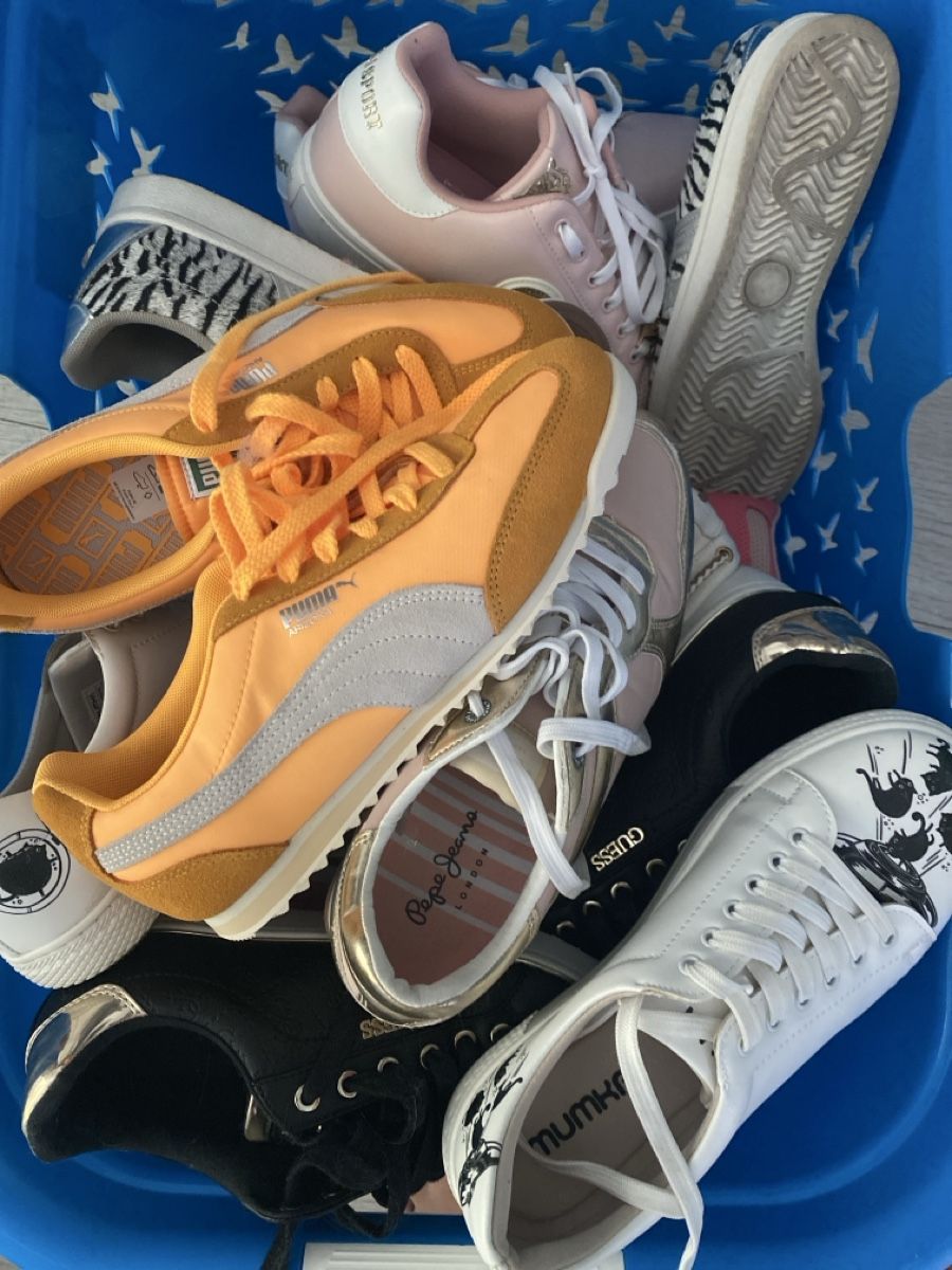 Lots de vêtements: Kiste voller diverser Schuhe – D'occasion à Wolfwil par ISAsShop 2