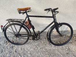 Klassisches Militärvelo, neu bereift