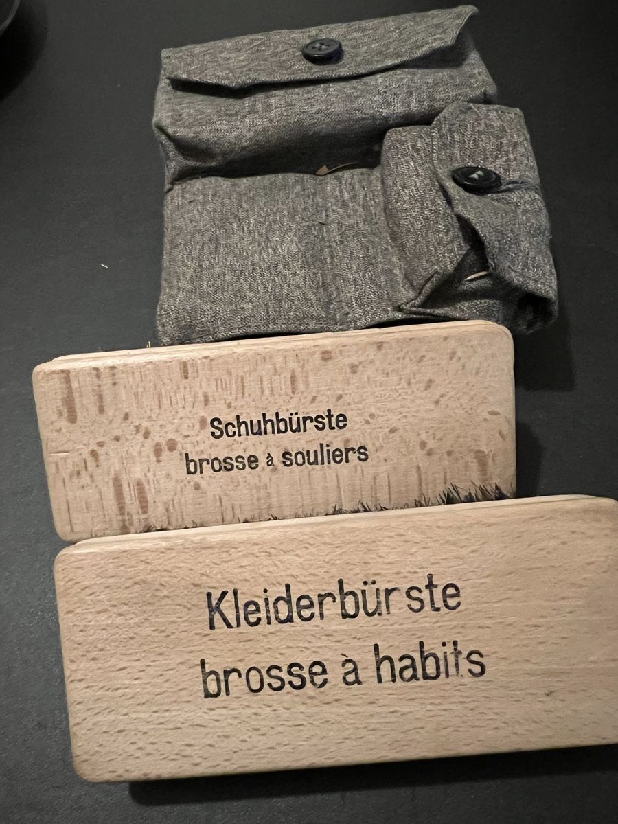 Schweizer Armee Borse: Originale Schweizer Armeetasche mit Bürsten und Zubehör – Usato da Lyss venduto da Schmuggler 4