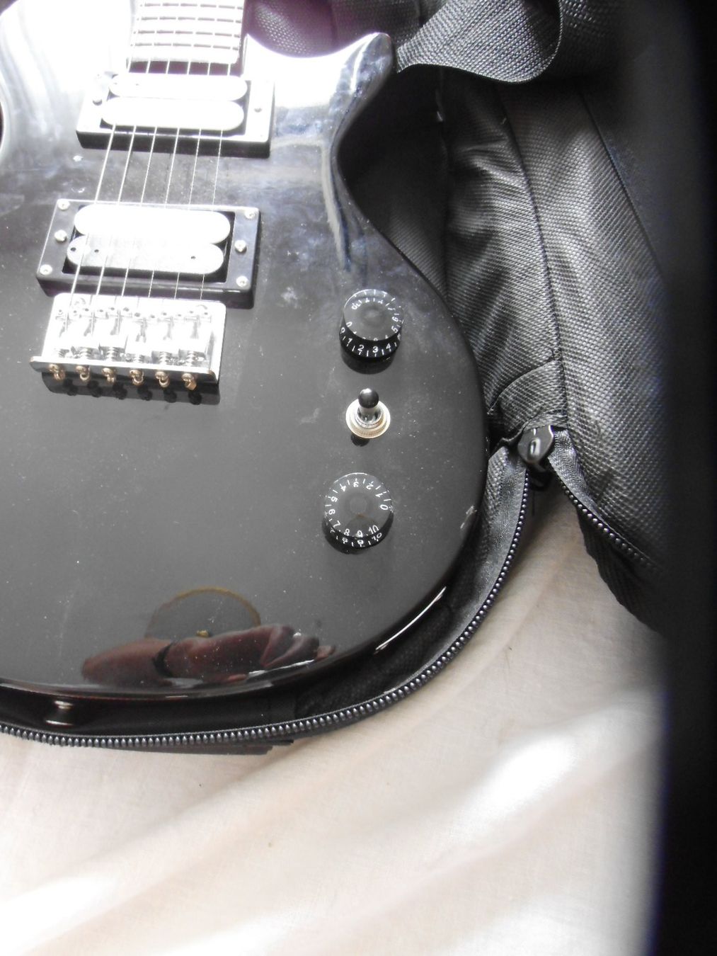 Strumenti musicali: Gitarre Harly Beneton, schwarz, E-Gitarre – Usato da Walenstadt venduto da Pluisa 8