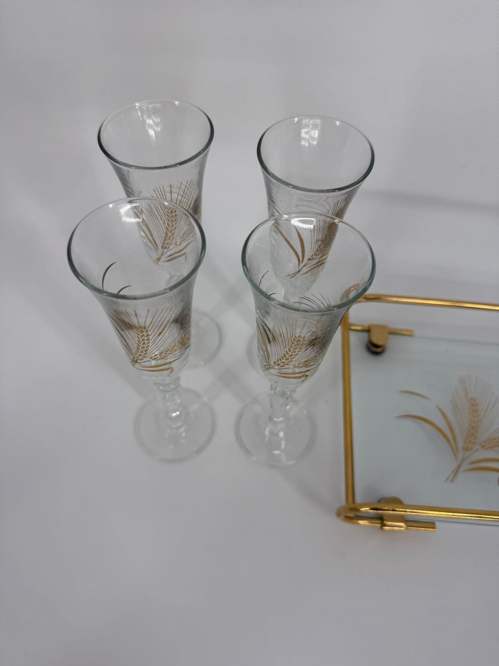 Verres: 4 Gläser und 1 Tablett Glas Gold Weizenähre – D'occasion à Auenstein par moin. 1