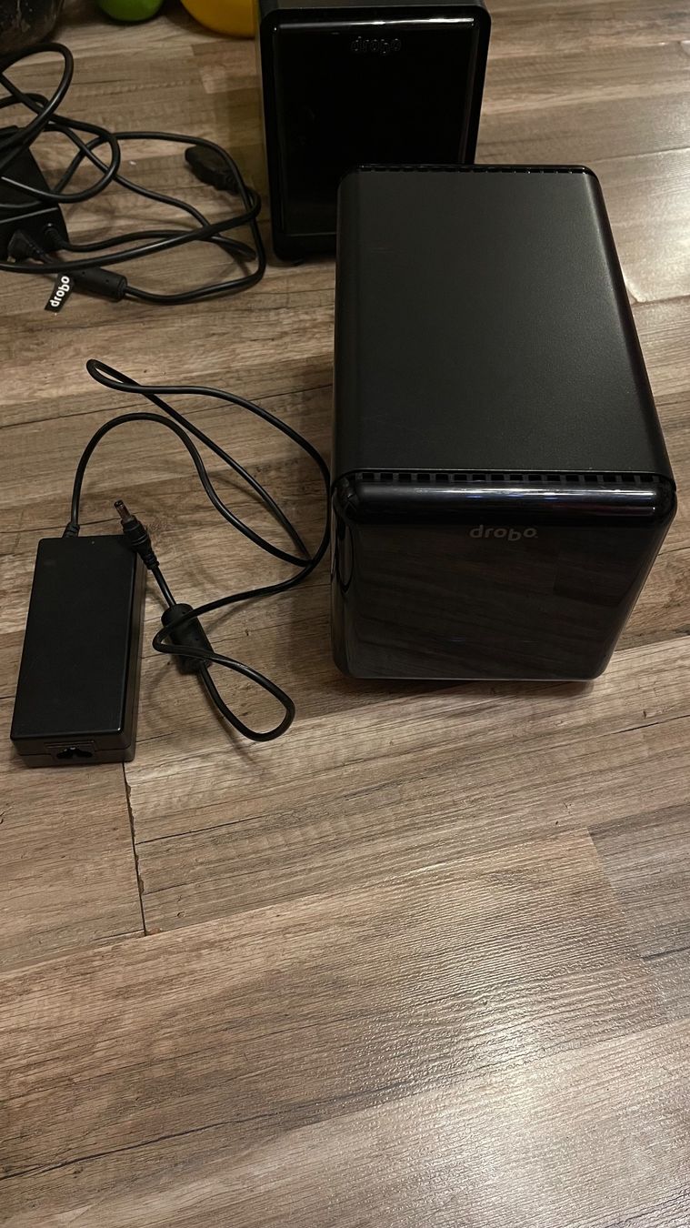 Hubs & Switches: 2 Drobo NAS - models inside the ad – Gebraucht aus Genève von kor_78mm 8