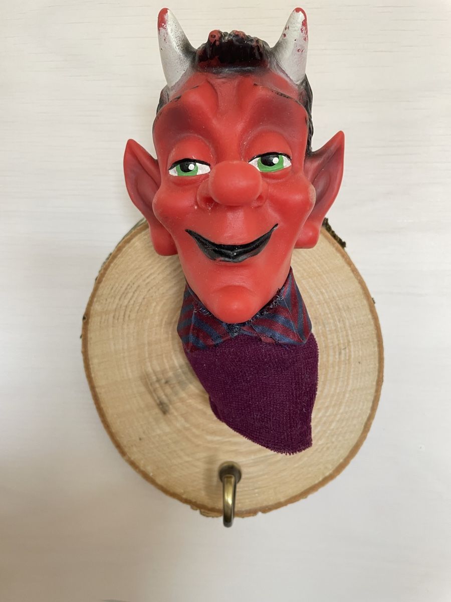 Guardaroba: Garderobe mit Kasperli Figur – Usato da Zürich venduto da Refereefair 2
