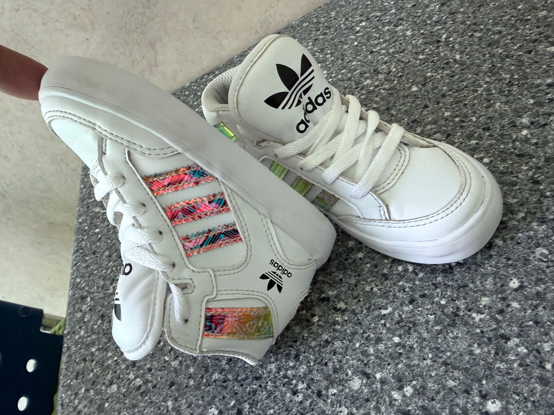 Adidas Chaussures filles: Adidas Kinder Halbschuhe weiss Grösse 25 – D'occasion à Basel par rol_x6gc