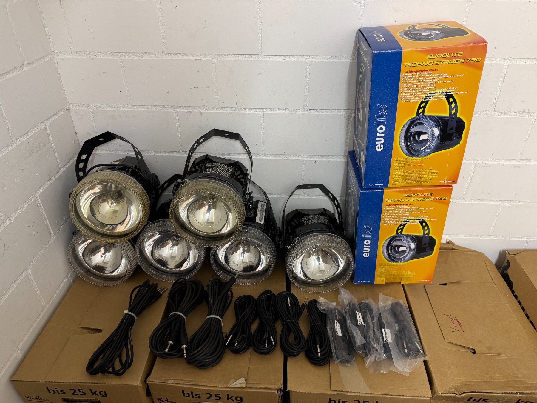 Lampade: EUROLITE Techno Srobe 750 Stroboskop-Set +Steuerung – Usato da Unterkulm venduto da mdd_designs