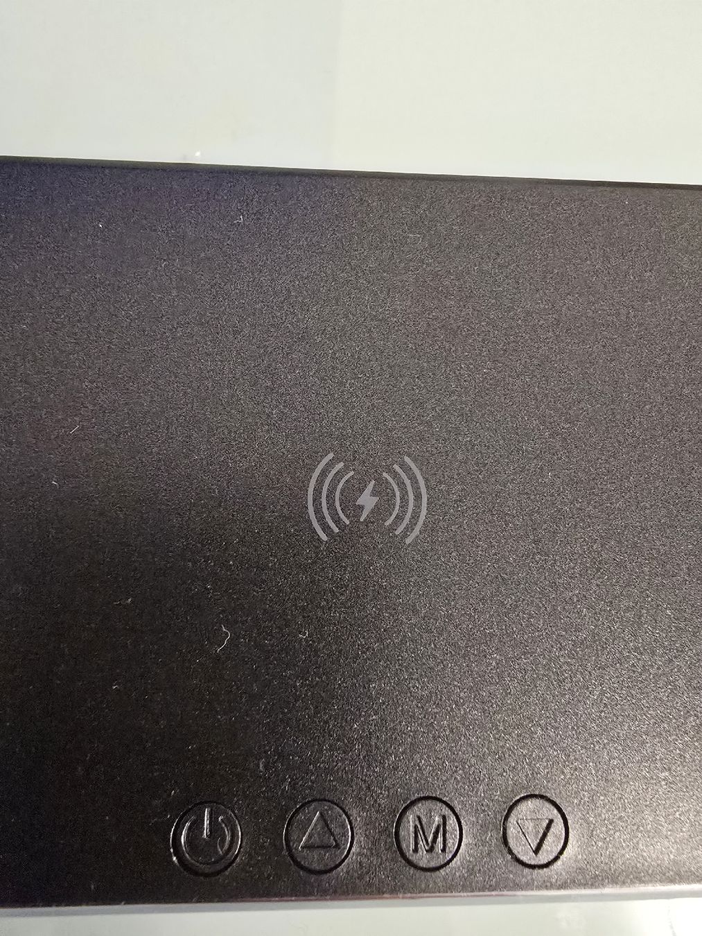 Sveglie: Led wecker mit Wireless Ladestation – Usato da Winterthur venduto da Bole.sd 4