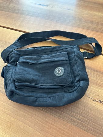Schwarze Umhängetasche - Praktisch für den Alltag!