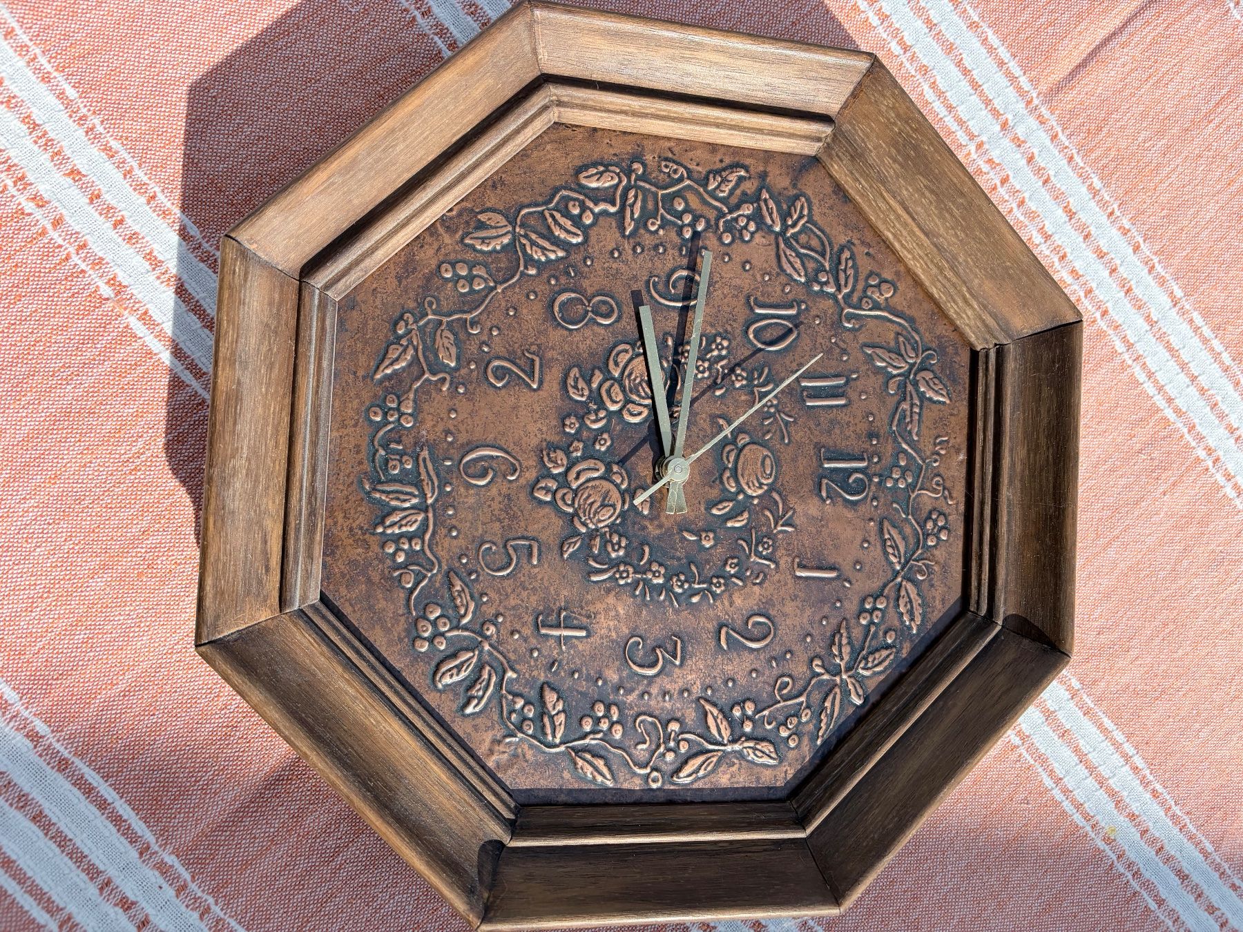 Orologi da terra & Orologi da parete: Rustikale Wanduhr mit Rosenmuster, Durchmesser ca. 30cm – Usato da Herisau venduto da thin999