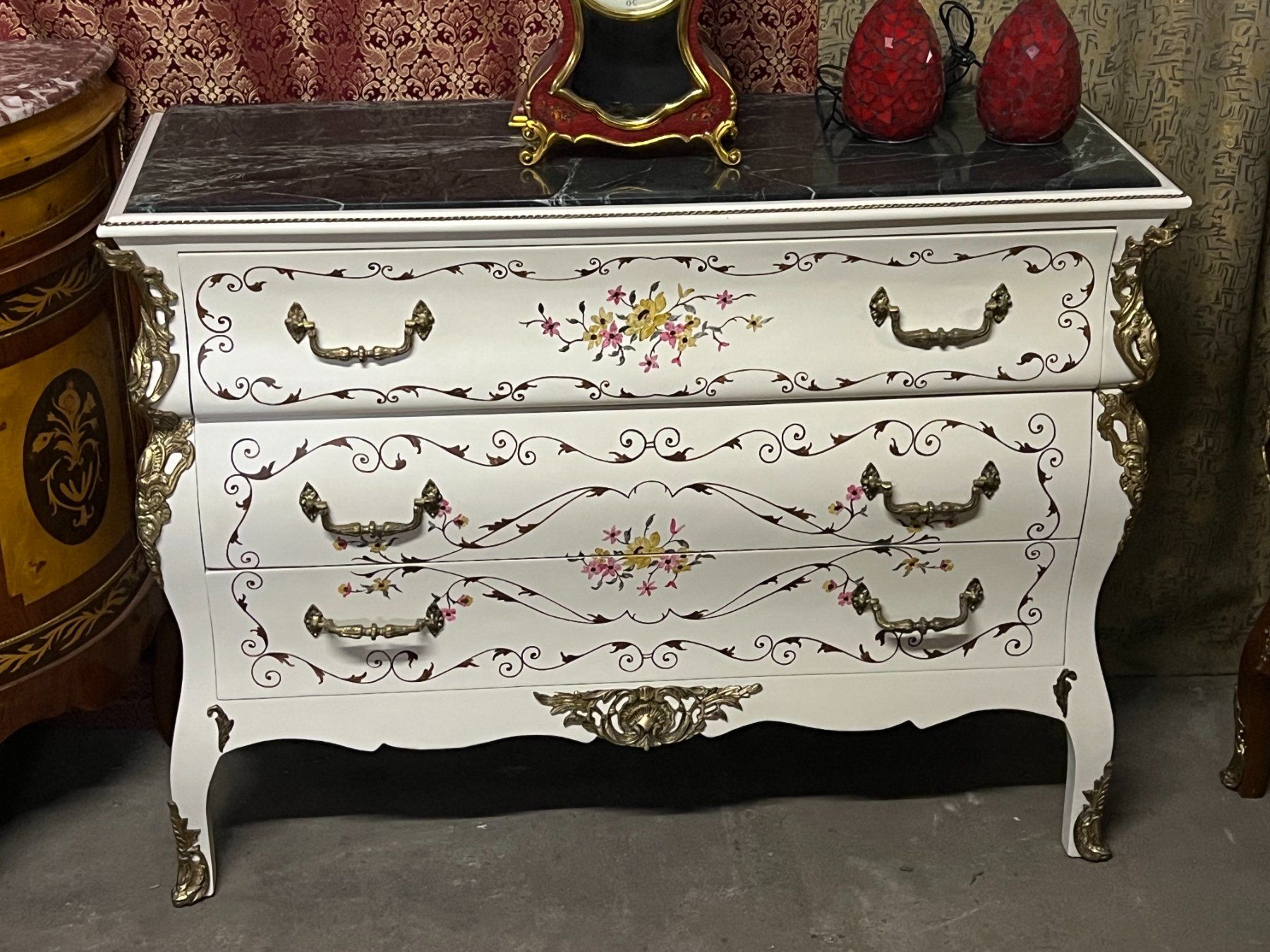 Kommoden: Commode de style Louis XV , 3 tiroirs, motif  fleuri. – Gebraucht aus geneve von louisart