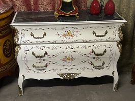 Commode de style Louis XV , 3 tiroirs, motif  fleuri.