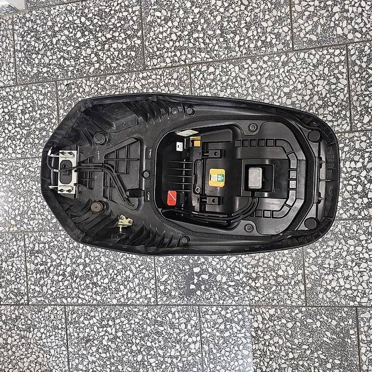 Suzuki Toutes les pièces détachées moto: Burgman 650 Sitz – D'occasion à Zürich par lager03 1