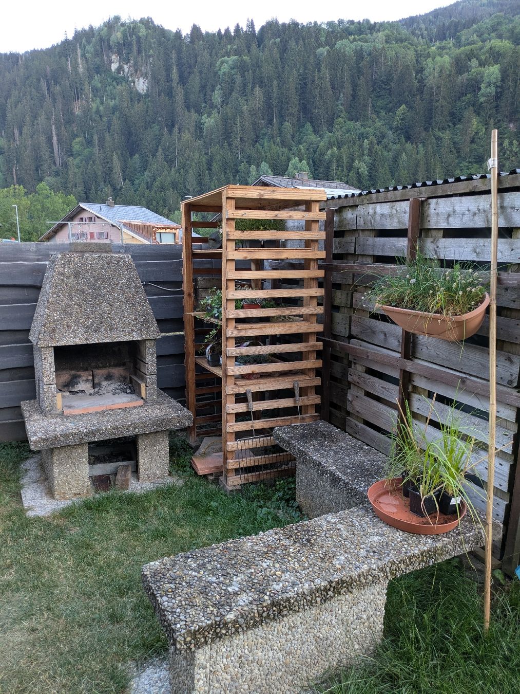 Grils: Garten Cheminée Beton mit Sitzbank – D'occasion à Danis par LordCarl