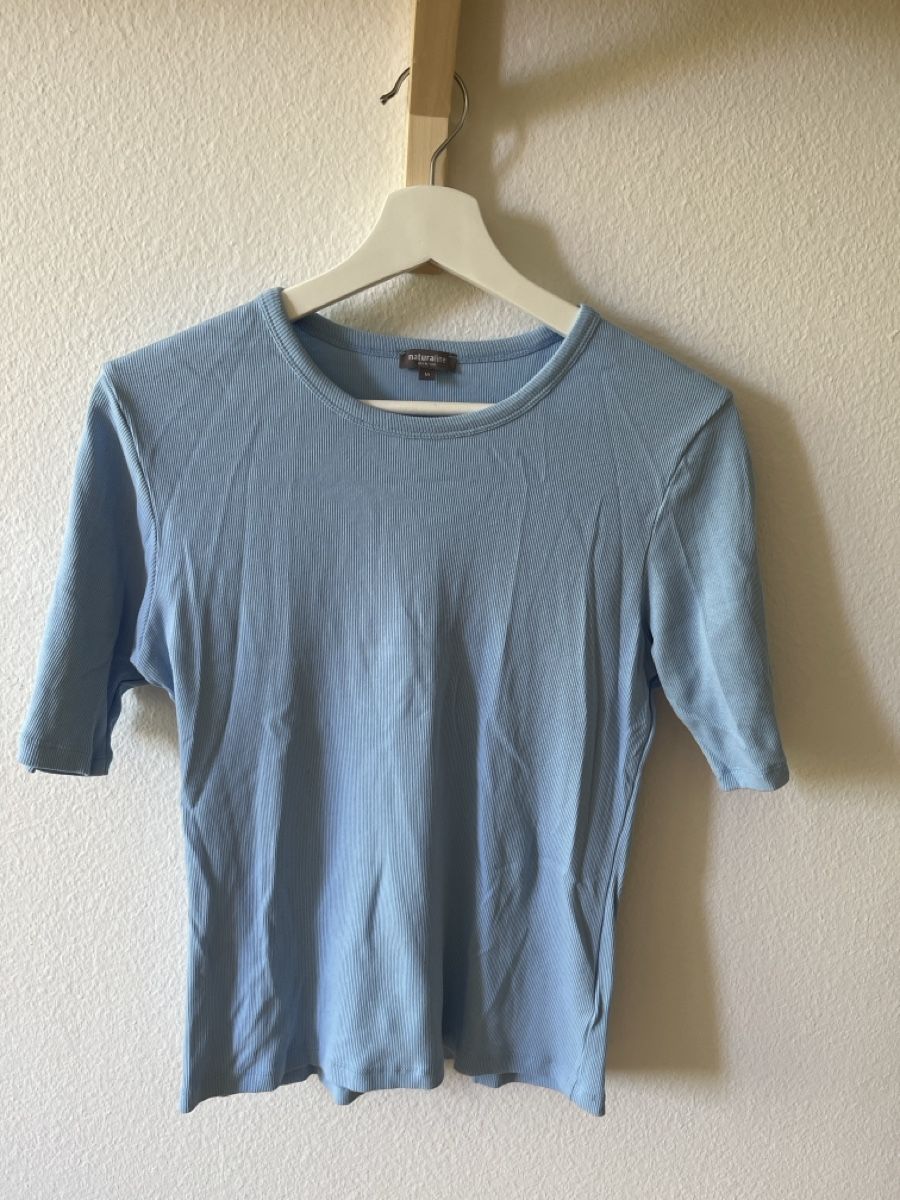 Naturaline Top: hellblaues Rippshirt – Usato da St. Gallen venduto da cor_c9lz