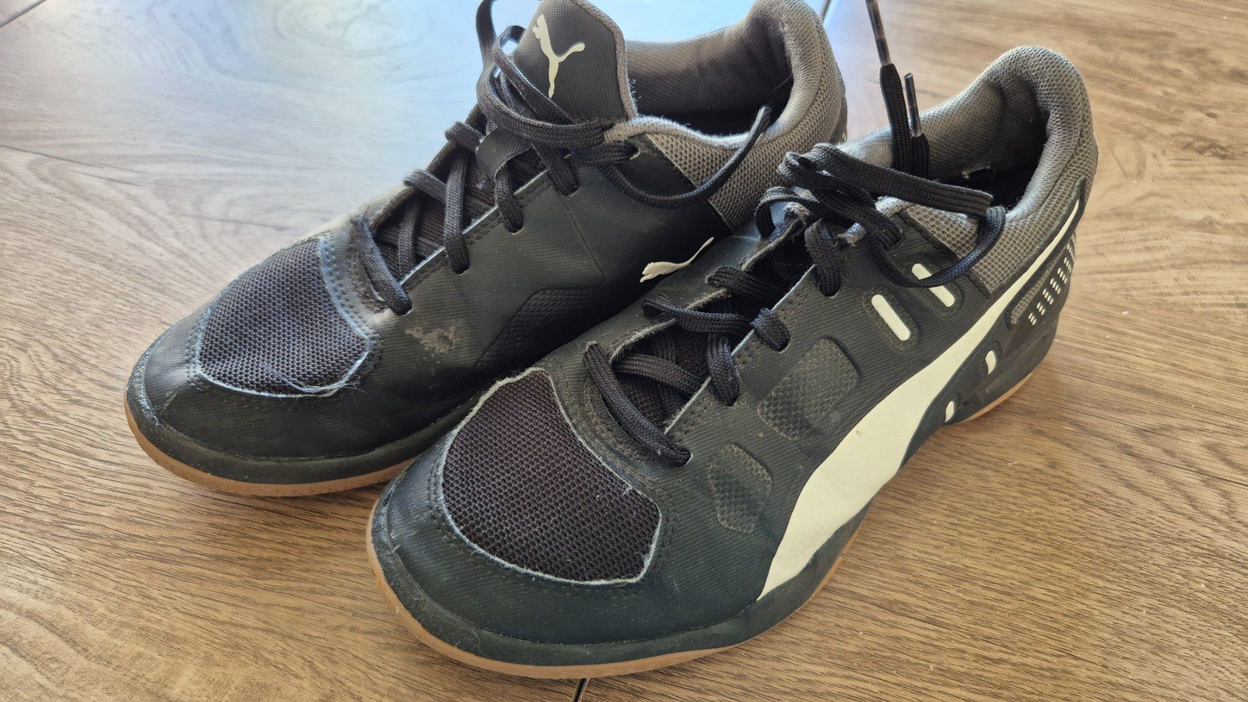 Puma Chaussures garçon: Hallenschuhe, Turnschuhe Puma Gr. 37 – D'occasion à Adelboden par afkcamper