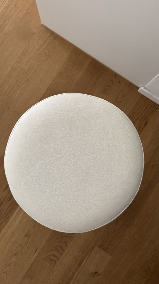 Sgabelli: White swivel stool – Nuovo (secondo la descrizione) da Zürich venduto da yan_5ydb 1