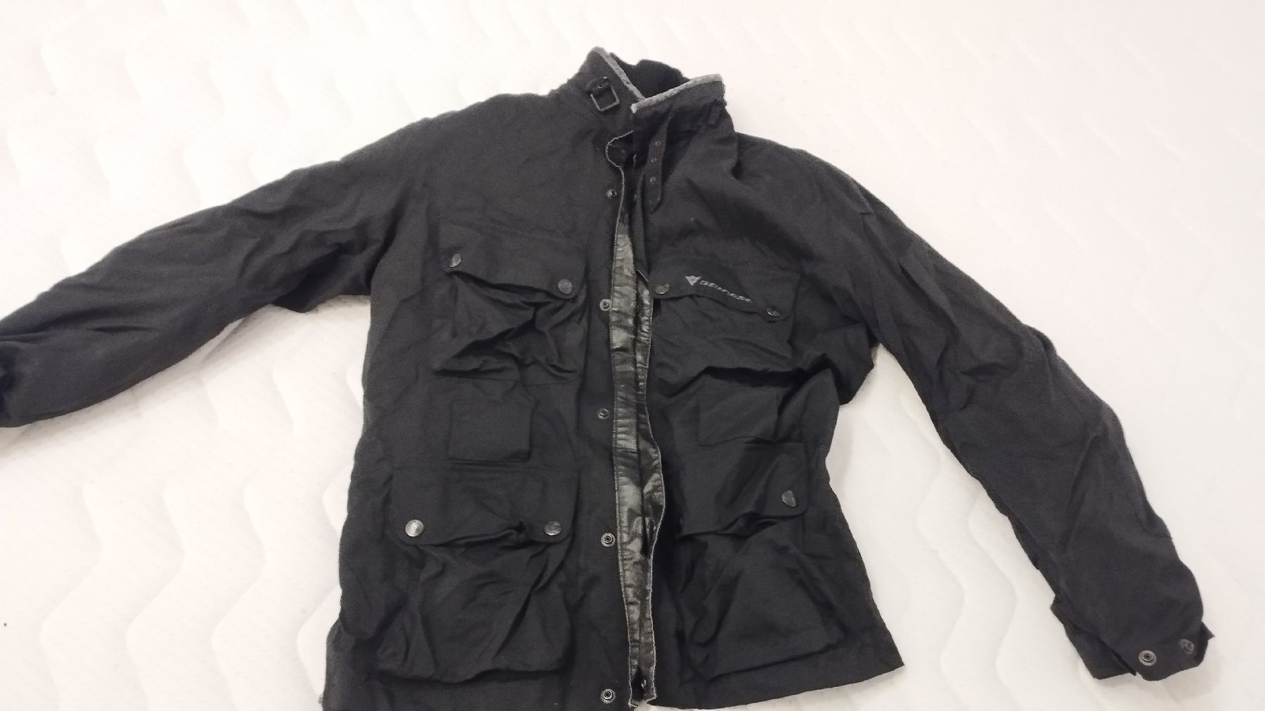 Dainese Giacche: Schwarze Dainese Motorradjacke, Grösse 48 – Usato da Basel venduto da Schof