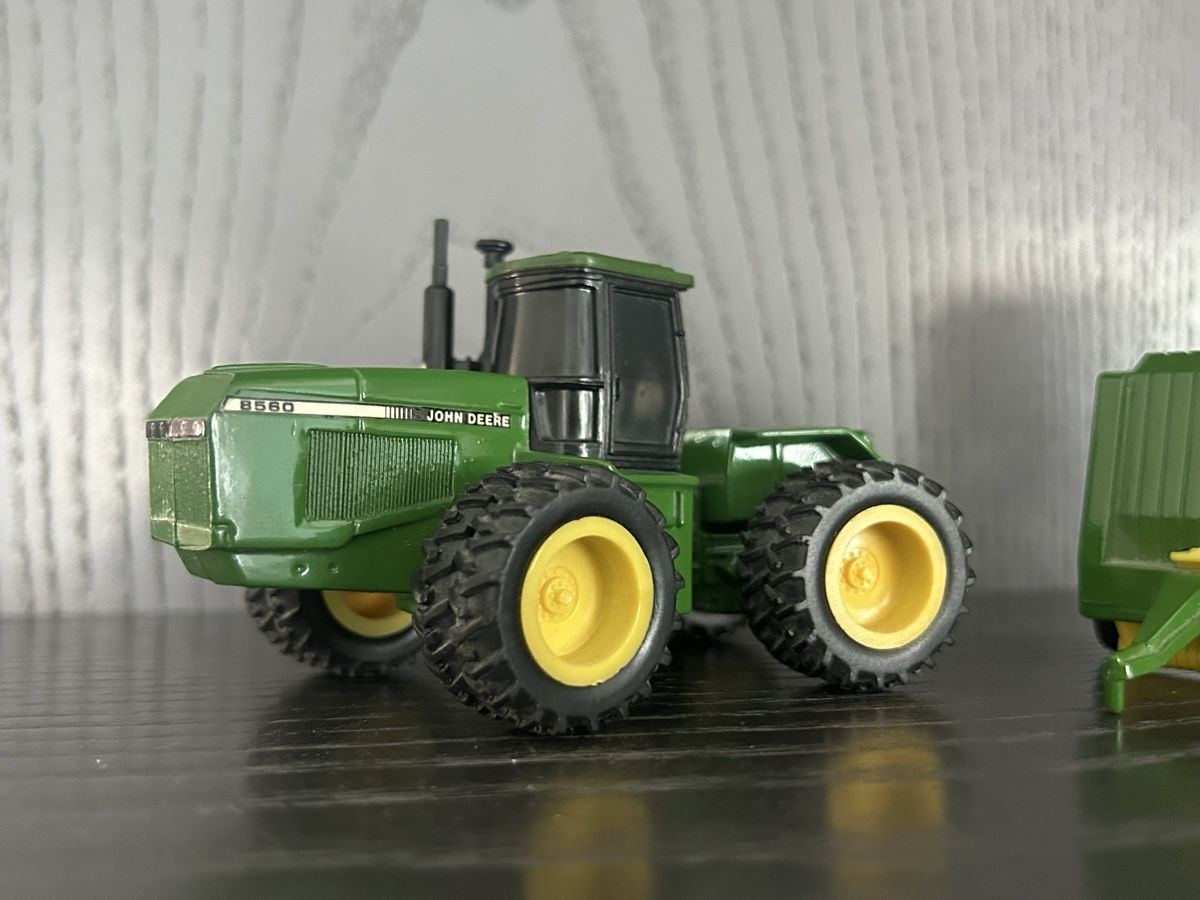 John Deere Trattori: John Deere 8560 mit Rundballenpresse – Usato da Horw venduto da Tigercat635