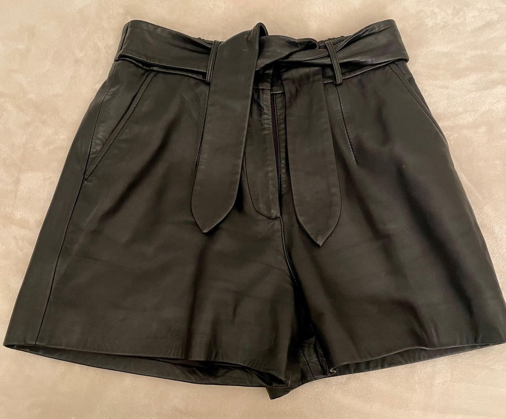 Pantaloni: Walter Baker Damen Leder Shorts – Usato da Zürich venduto da VictoriaGVA