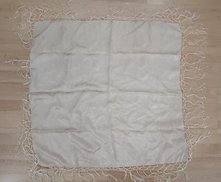Écharpe soie beige à motifs avec franges