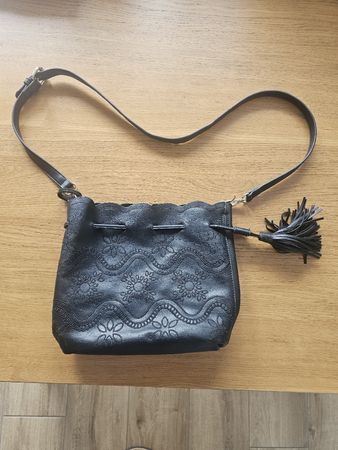 Umhänge Tasche - schwarz, Blumenmuster - guter Zustand