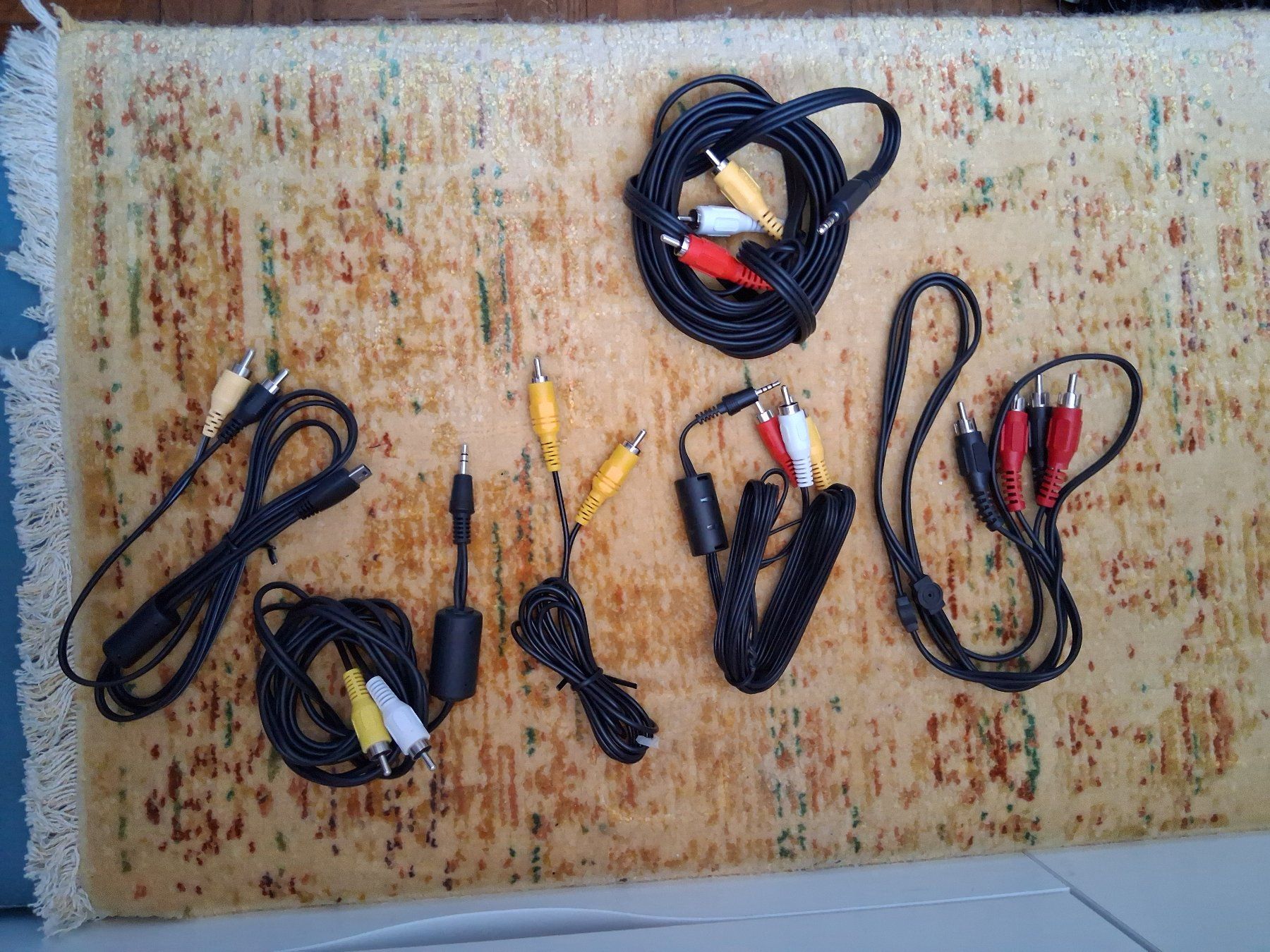 Cavi: Lot de câbles audio/vidéo RCA / Jack 3.5mm  etc. – Usato da Aigle venduto da Marcagapit