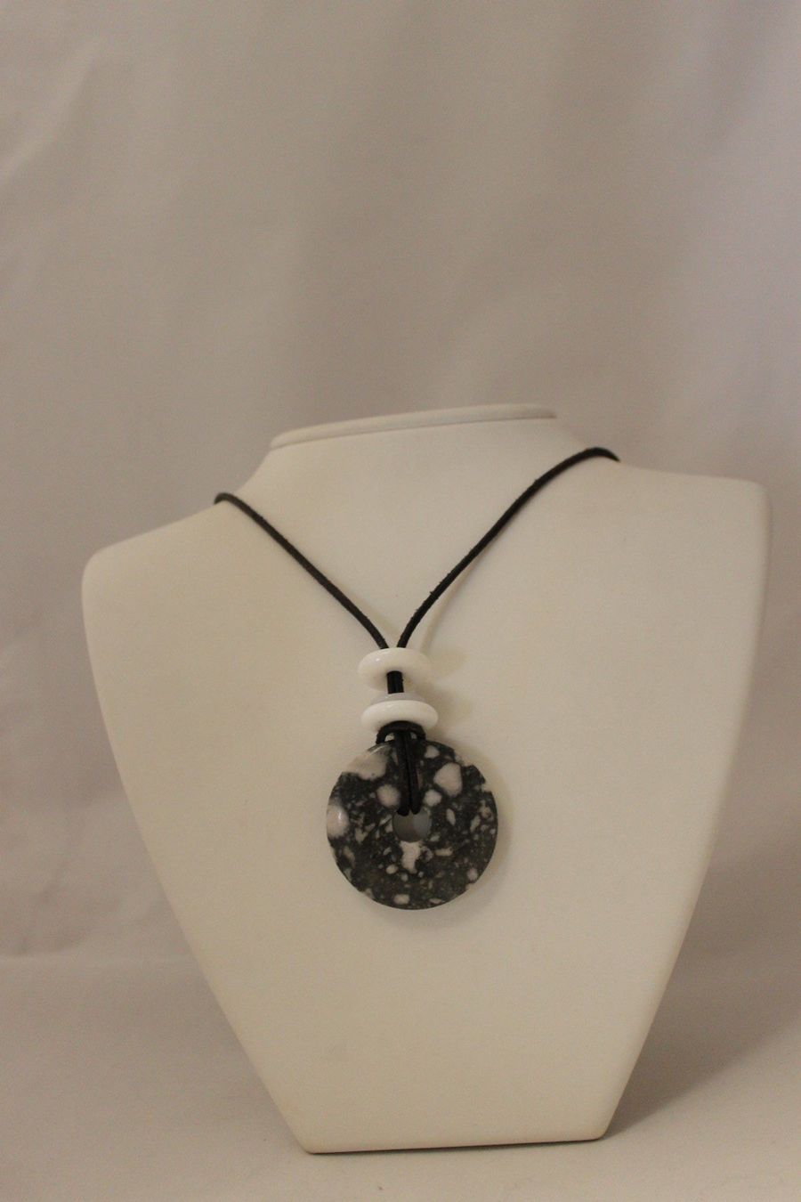 Catenine: Collier lanière cuir et pendentif pierre – Usato da Marsens venduto da fakia 3