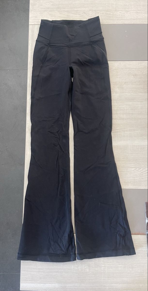 Lululemon Leggings: Lululemon Groove Pants Size 4 – Nuovo (secondo la descrizione) da Lyssach venduto da ChelseaJ