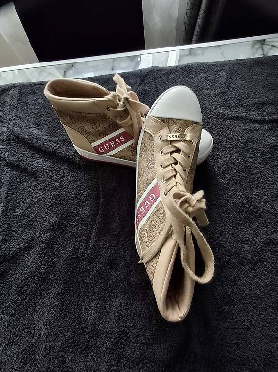 Scarpe da donna:  hellbraun mit pink Turnschuhe  GUESSNr.40 – Usato da Effretikon venduto da CorneliaM03 2